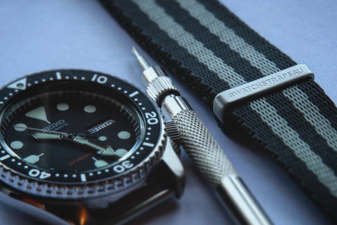 Stitched - Black & Silver seatbelt "James Bond" NATO strap